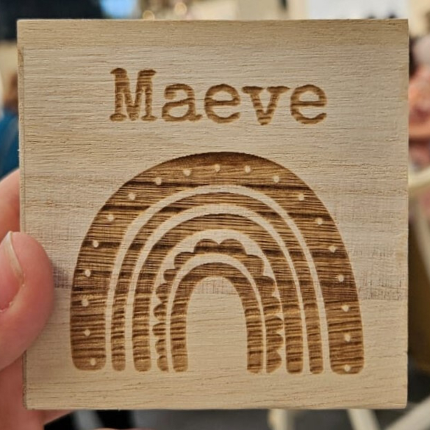 Houten spaarpot met eigen ontwerp - voorkant - een gepersonaliseerde spaarpot met gravure, ideaal als uniek cadeau. Deze houten spaarpot met naam is perfect voor kinderen om op een speelse manier te sparen.