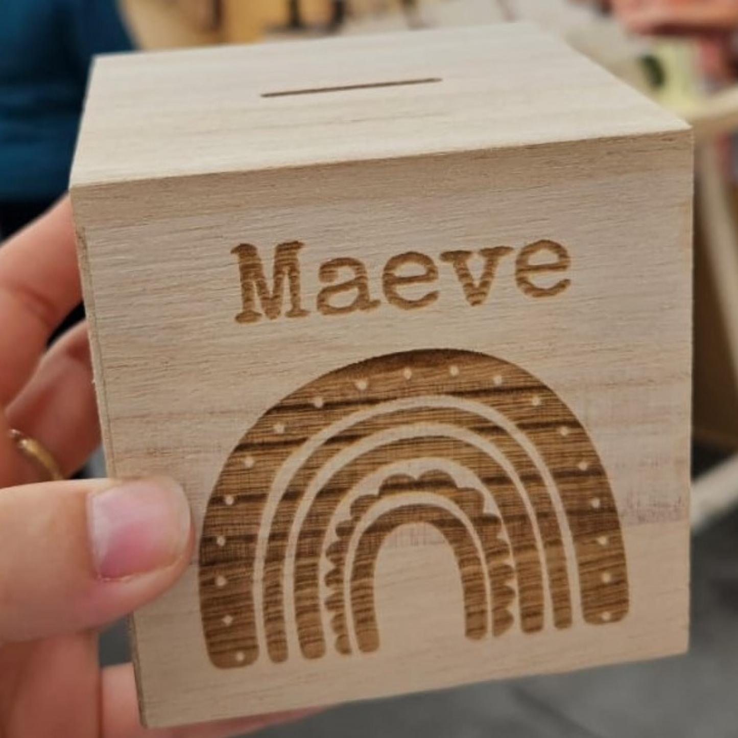 Houten spaarpot met eigen ontwerp – een gepersonaliseerde spaarpot met gravure, ideaal als uniek cadeau. Deze houten spaarpot met naam is perfect voor kinderen om op een speelse manier te sparen.