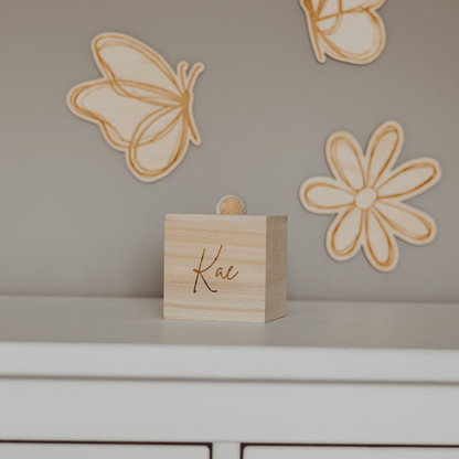 Houten spaarpot met naam Kae met houten wanddecoratie – een gepersonaliseerde spaarpot met gravure, ideaal als uniek cadeau. Deze houten spaarpot met naam is perfect voor kinderen om op een speelse manier te sparen.