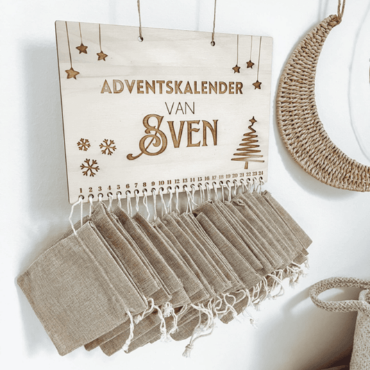 Houten adventskalender met naam Sven en 24 jute zakjes – gepersonaliseerde aftelkalender naar kerst met naam en herbruikbare jute zakjes.