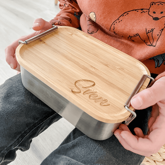 RVS broodtrommel met naam Sven in handen van een kind - Broodtrommel RVS met houten deksel - duurzame lunchbox RVS, gepersonaliseerd met naam.